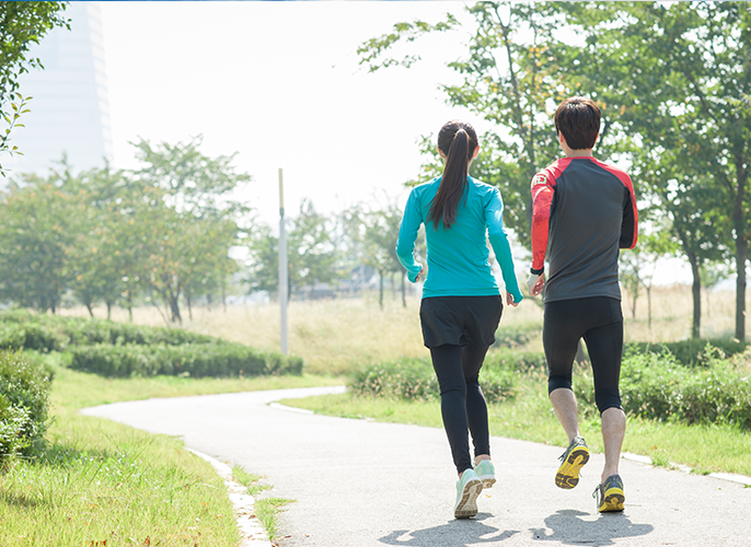 남녀가 런닝하는 뒷 모습