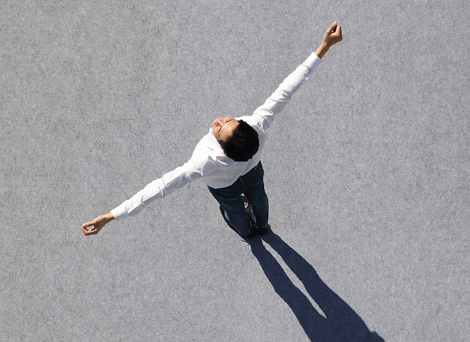 여자가 기지개를 하고 있는 이미지